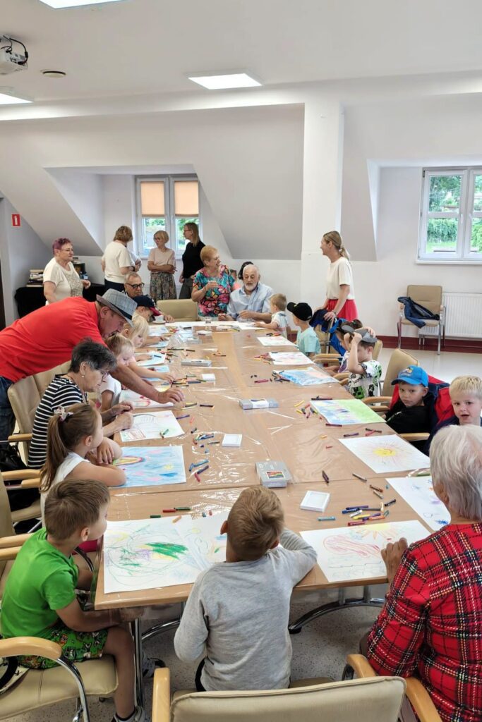 Pod GCBK powstaje strefa wypoczynku dla dzieci i seniorów.