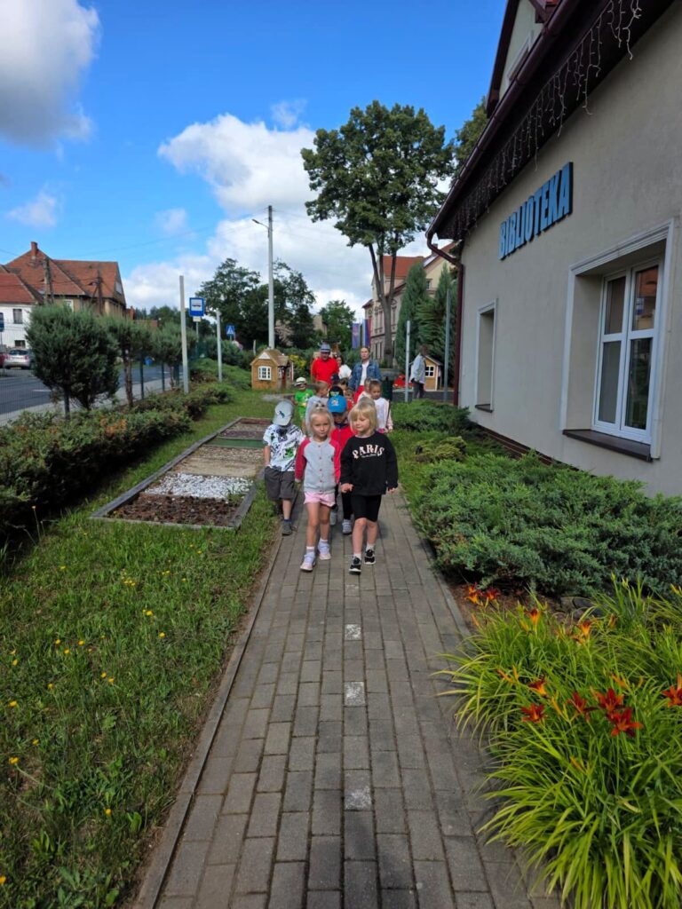 Pod GCBK powstaje strefa wypoczynku dla dzieci i seniorów.